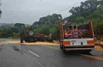 Pinhão - Caminhão colide contra barranco e pega fogo na PR-170